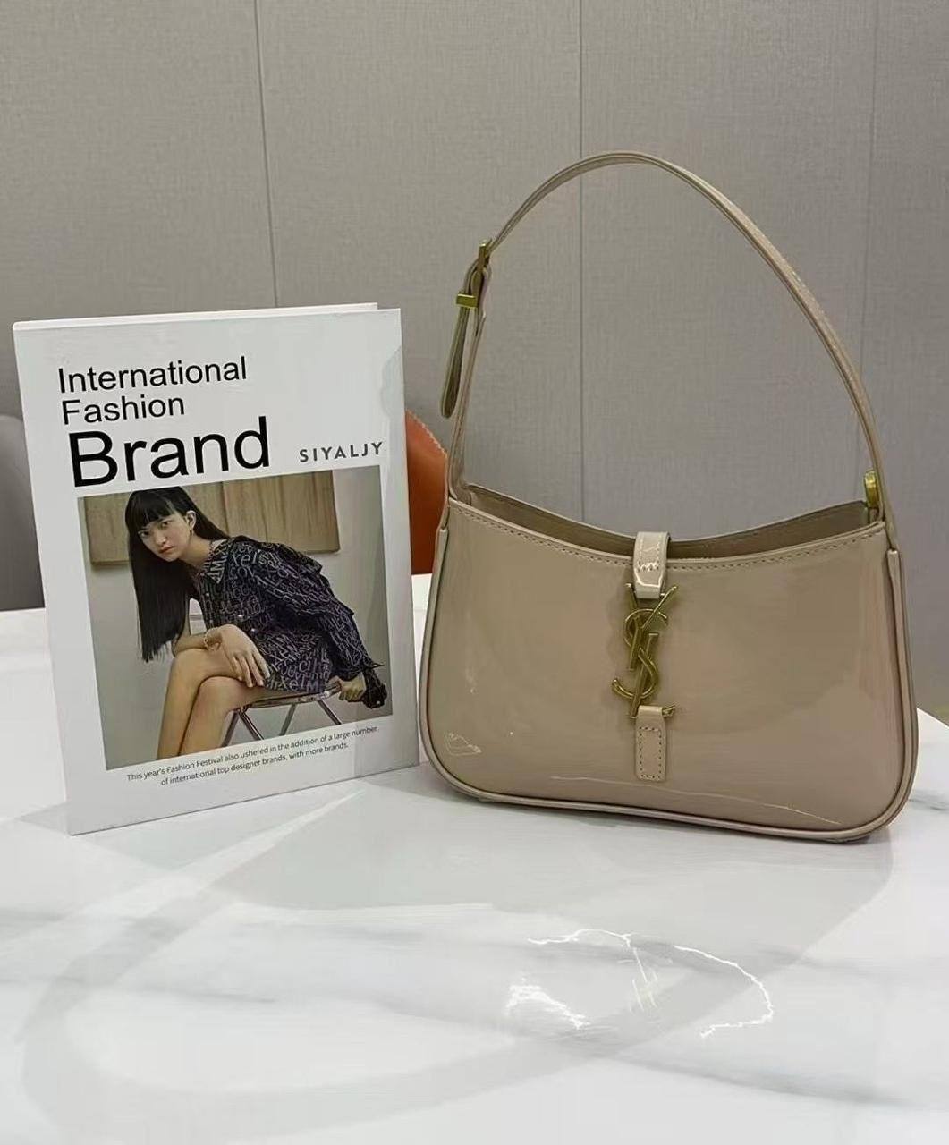 🌷 YSL Hobo
1⃣️ First quality +🎁
Size: 24 * 14 * 6 cm
85 dhs❣️
with box🎁

Zain115
♥️♥️♥️