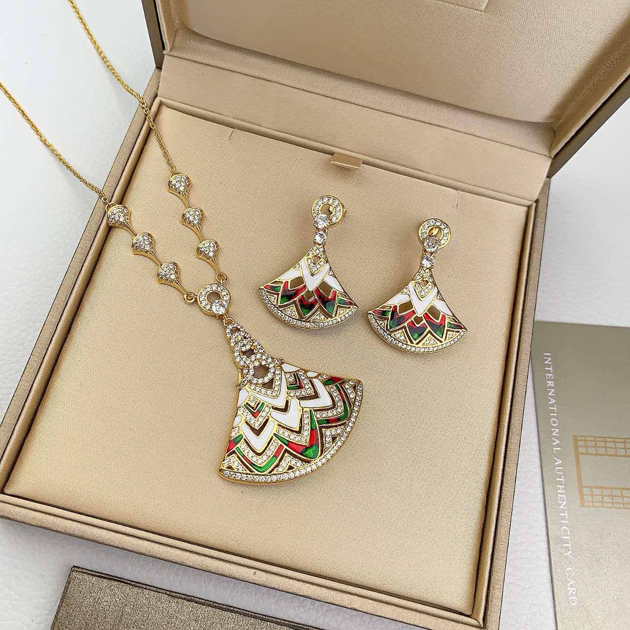 BVLGARI SET
💫✨
MASTER
NECKLACE & EARRINGS
160 DHS✅
WITH SMALL BOX AND PAPER BAG 🛍️🎁

Zain89
♥️♥️♥️