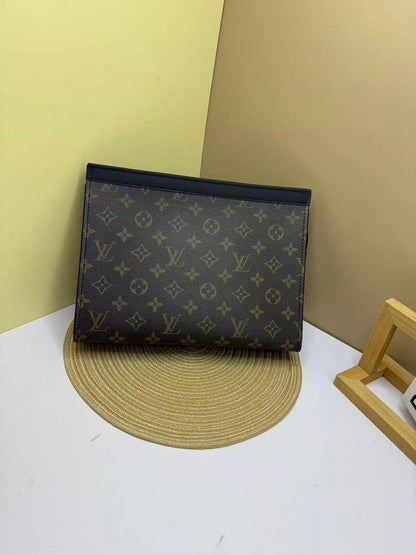 Pouch
65 dhs✅
with box🎁🎁🎁

size 27×5×21cm

Zain42
♥️♥️♥️