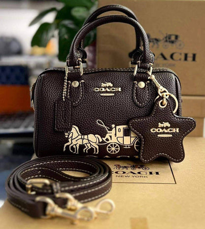 Coach
100 dhs✅
SIZE：17cm
good-quality
 with box

Zain35
♥️♥️♥️