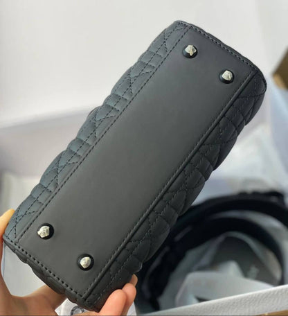DIOR 
GOOD QUALITY 
120 dhs✅
SIZE: 24cm

Zain295
♥️♥️♥️