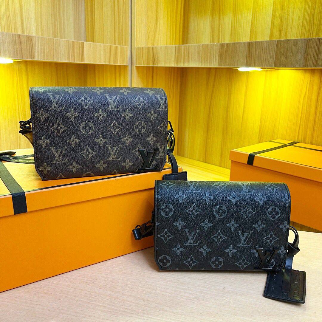 LV
75 dhs✅
size 20×6×13cm

Zain42
♥️♥️♥️