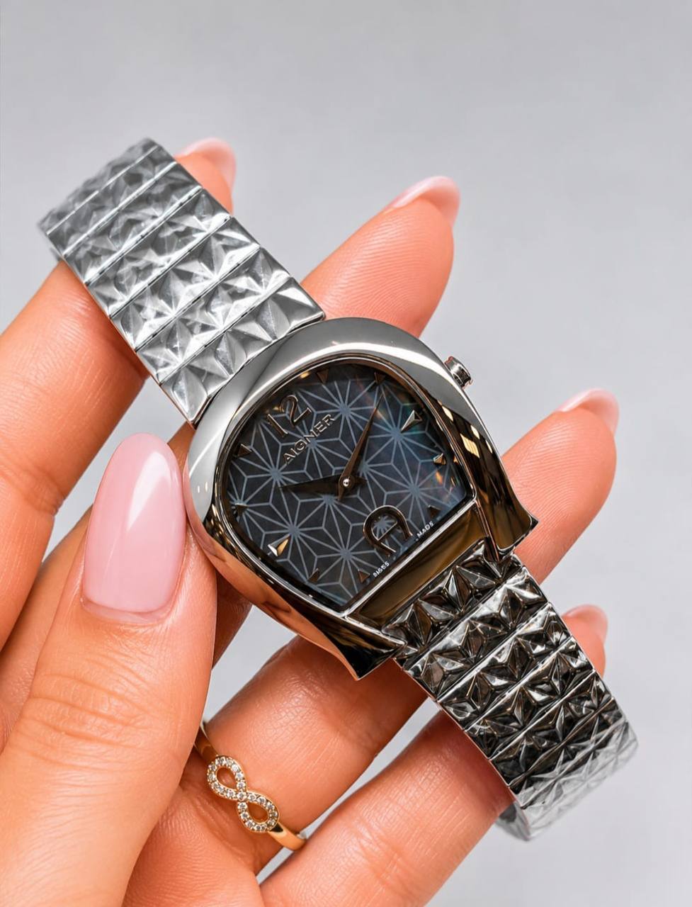 Aigner watch for ladies good quality 
270 dhs✅

Zain59
♥️♥️♥️