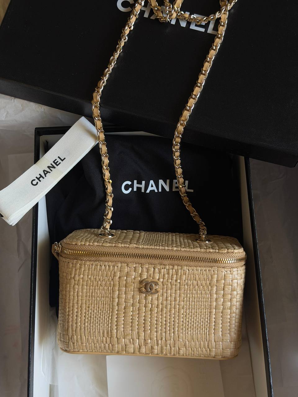 Chanel 
𝐕𝐚𝐧𝐢𝐭𝐲 𝐁𝐚𝐠 𝐖𝐢𝐭𝐡 𝐂𝐡𝐚𝐢𝐧 
950 dhs✅

ETAG4
♥️♥️♥️