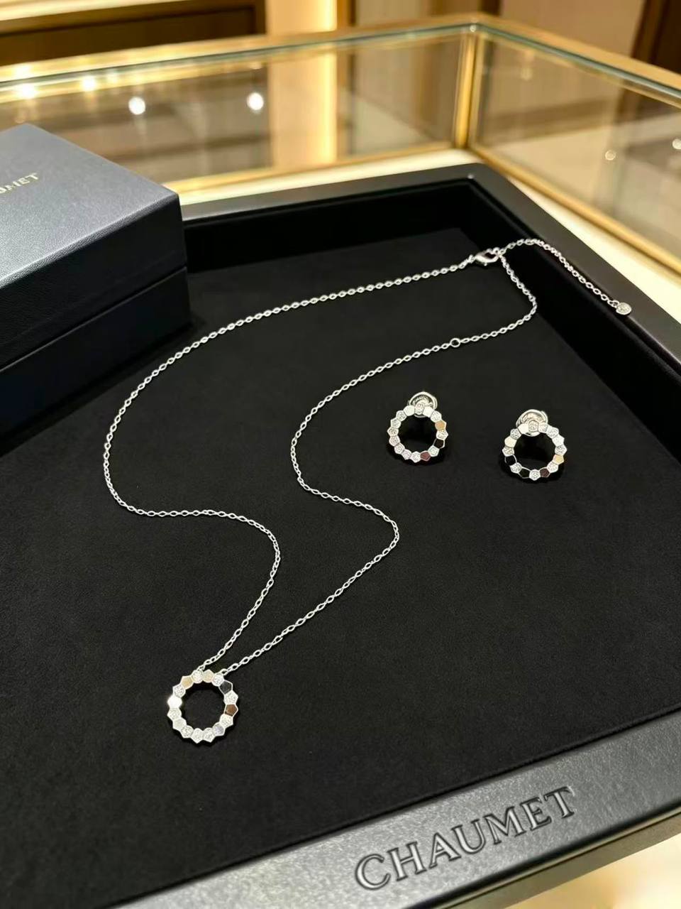 CHAUMET SET
MASTER💫✨
NECKLACE EARRINGS
WITH BOX AND PAPER BAG🎁🛍️
140 DHS🇦🇪🇦🇪

Zain89
♥️♥️♥️