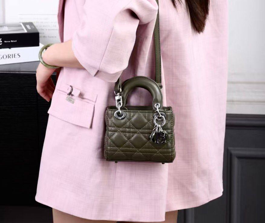 Dior 

100 dhs✅
with box
🎁🎁🎁

size 14×7×11cm

Zain42
♥️♥️♥️