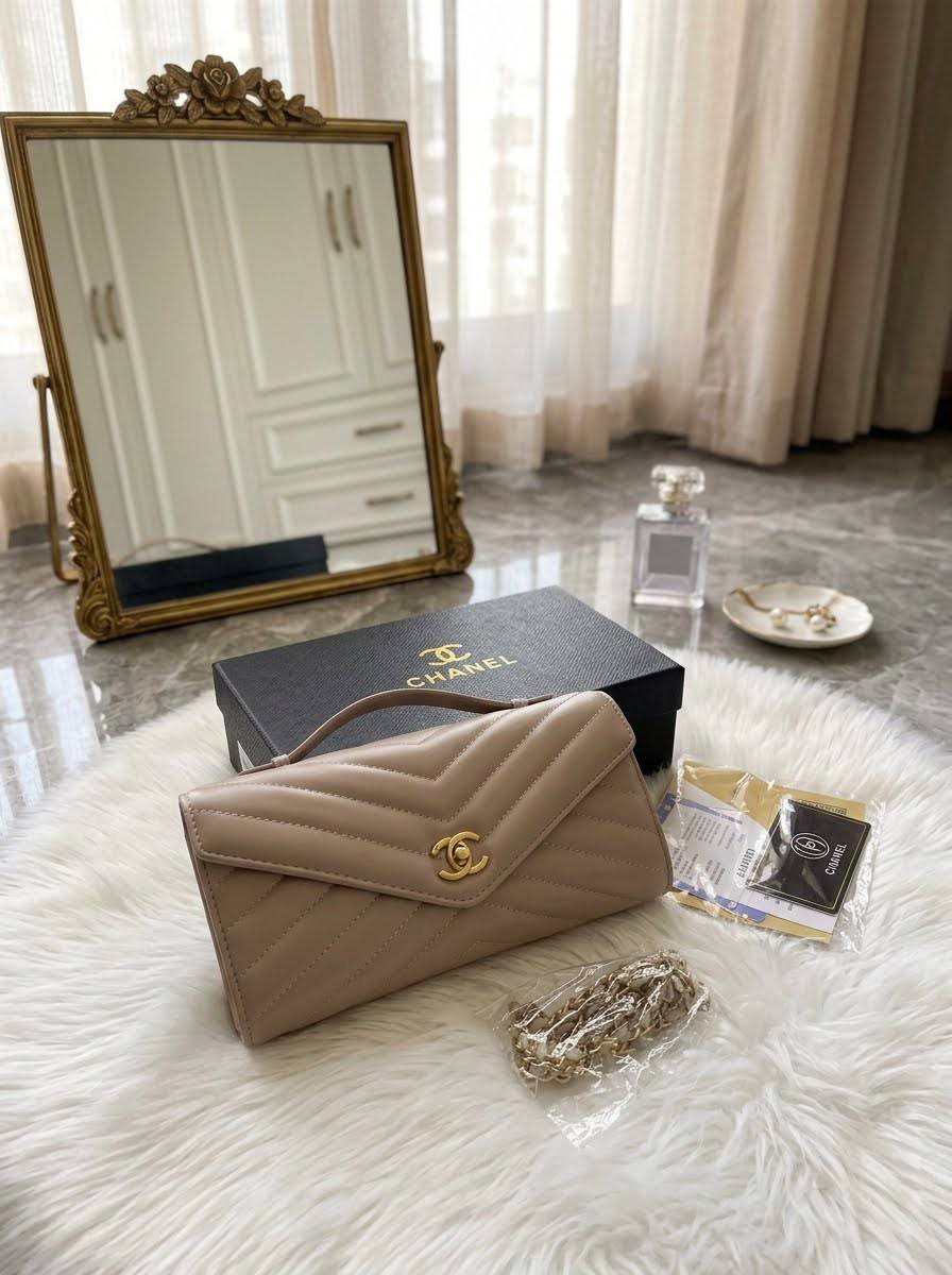 Chanel 
26cmx13cmx3cm

90 dhs with box

Zain72
♥️♥️♥️