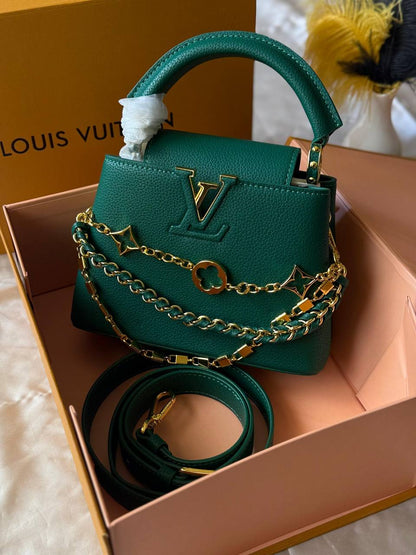 Available Again✨✨✨
LV
21cm
350 dhs🪙💕
Top quality 
With box💝

Zain167
♥️♥️♥️