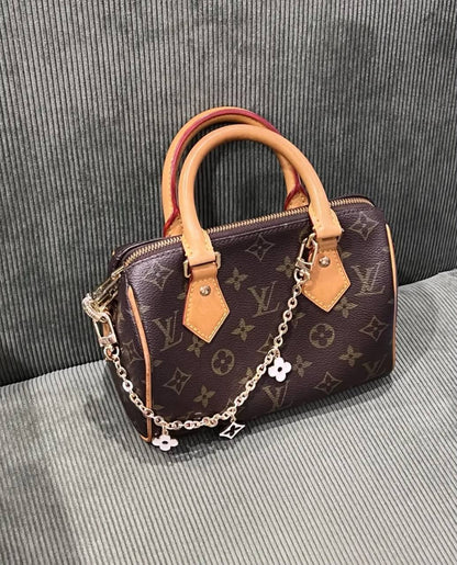 LV
size : 17cm 
100 dhs🇦🇪🇦🇪
With folding box🛍️ 

Zain148
♥️♥️♥️