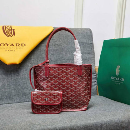 GOYARD 
HIGH QUALITY 
SMALL SIZE (Use on both sides)WITH BOX 
95 dhs💓

Zain295
♥️♥️♥️