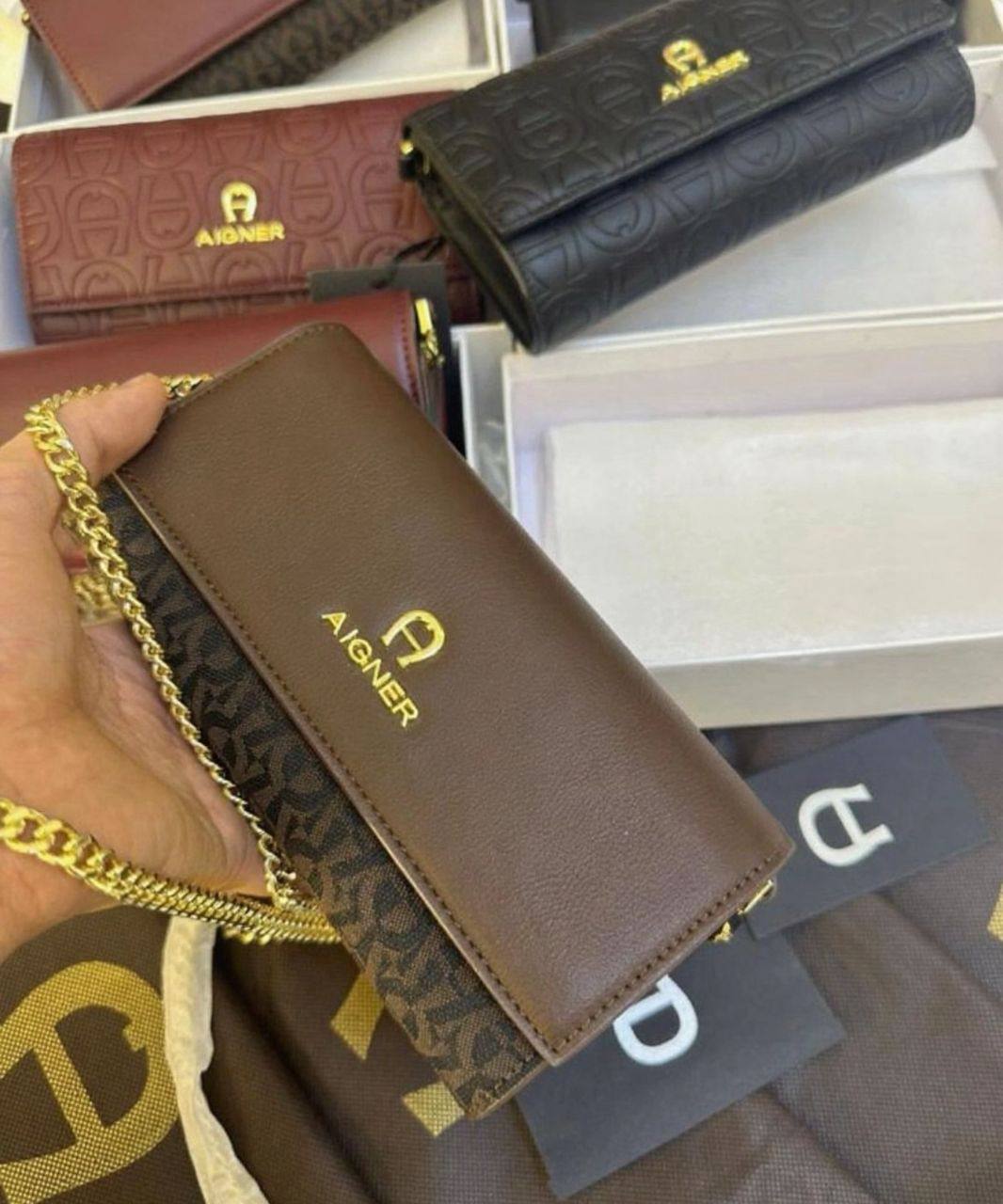 Aigner
90 dhs🪙🖤
size：20cm

Zain35
♥️♥️♥️
