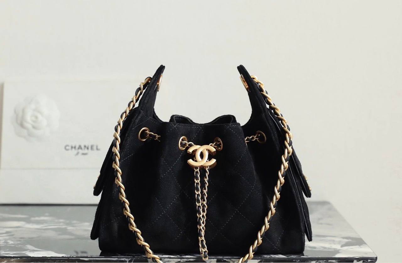 Chanel
110 dhs🇦🇪
size28cm
High-quality 


with box
🎁🎁🎁

Zain35
♥️♥️♥️