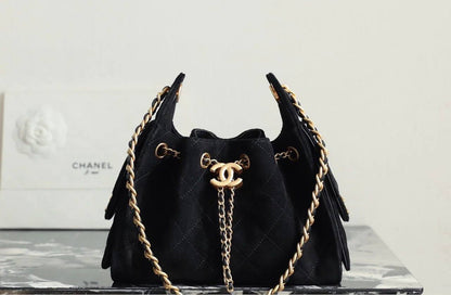 Chanel
110 dhs🇦🇪
size28cm
High-quality 


with box
🎁🎁🎁

Zain35
♥️♥️♥️