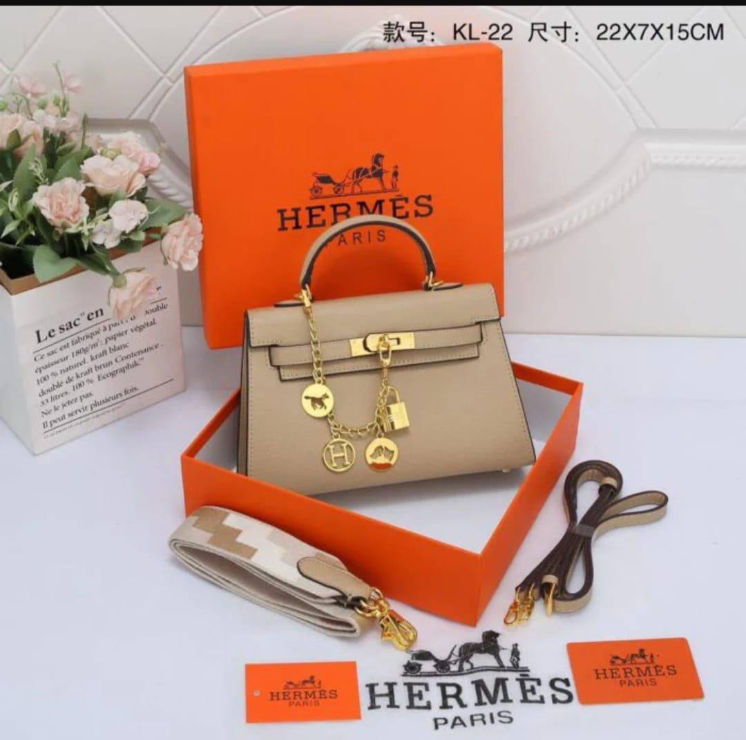 Hermes 
Good Quality 
Double Belt with chain 

With Box 🎁🎁🎁

95 dhs❣️

Zain250
♥️♥️♥️