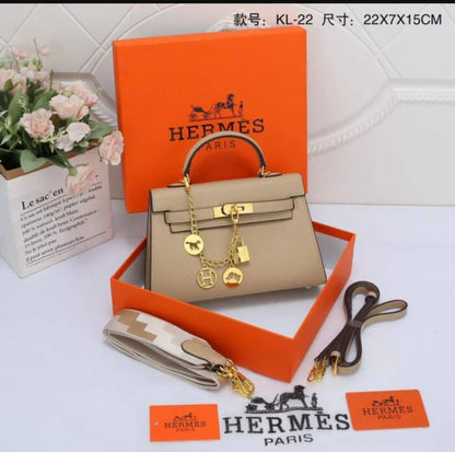 Hermes 
Good Quality 
Double Belt with chain 

With Box 🎁🎁🎁

95 dhs❣️

Zain250
♥️♥️♥️