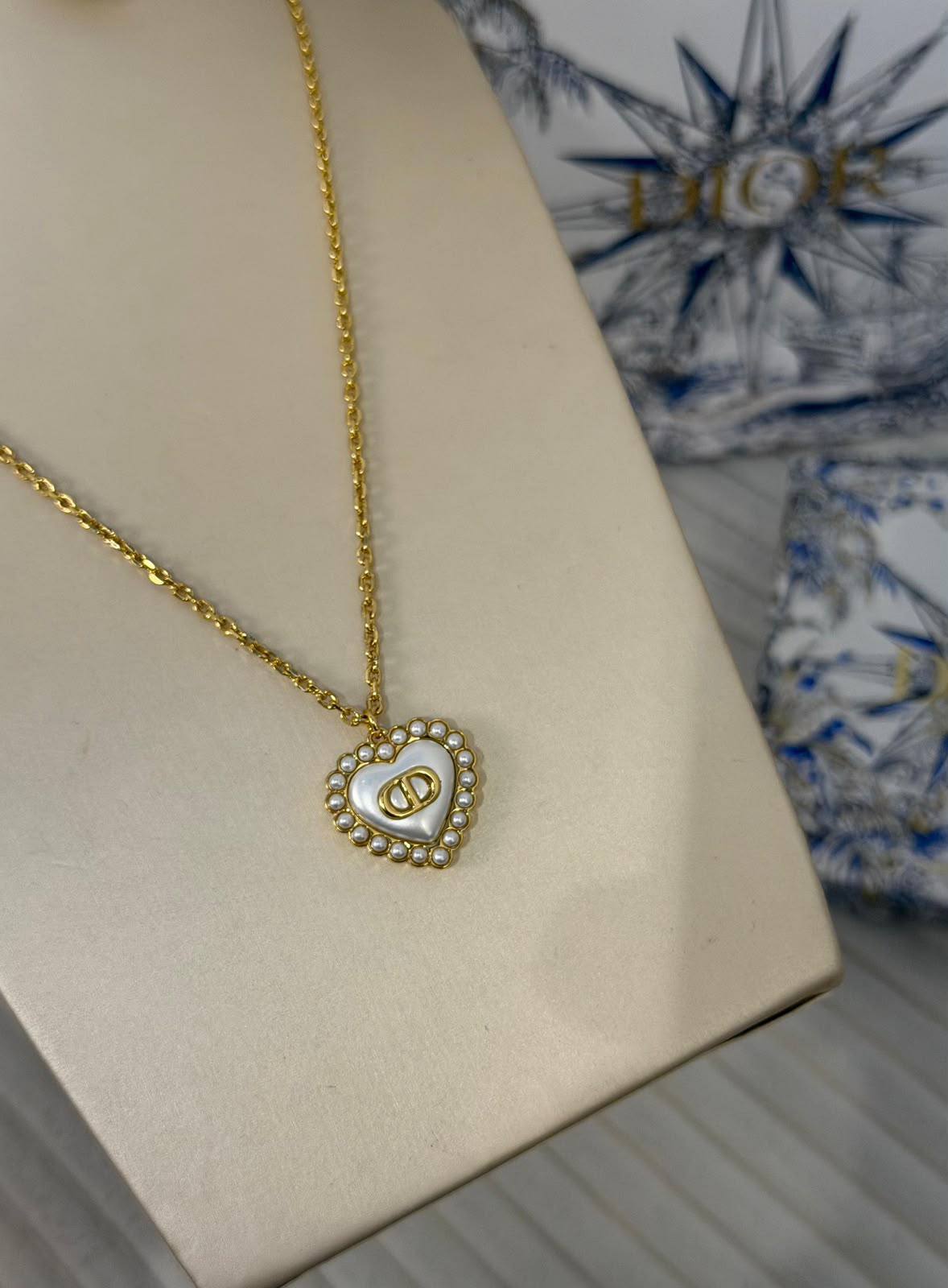 DIOR

Super Master Quality 
DIOR Petit CD Baroque Heart 🤍 m PENDANT & EARINGS

200 dhs🇦🇪 with normalBox & Bag

210 dhs🇦🇪 with2 original Packaging 🎁

Zain209
♥️♥️♥️