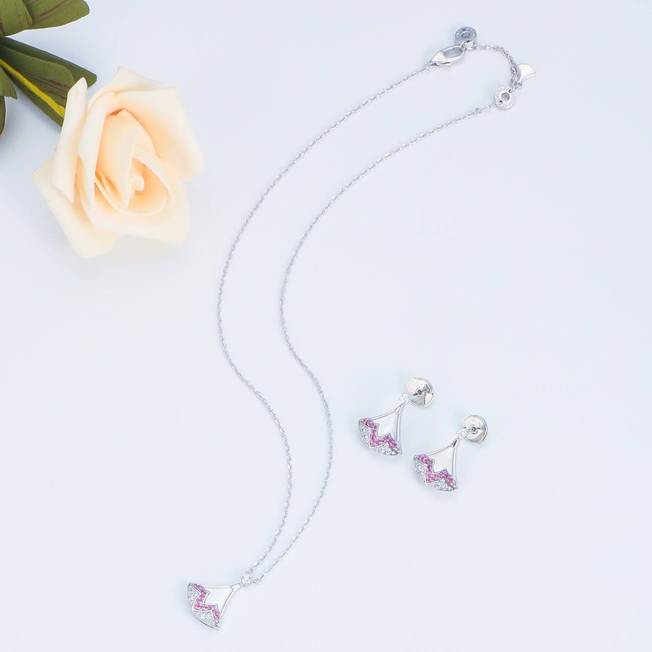 Bvlgari Set* 🪎
Necklace 
Earrings 
*Master Quality* 💎

*120* AED normal box 📦

Zain48
♥️♥️♥️