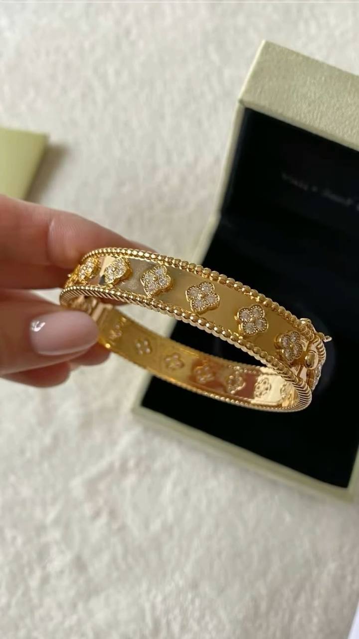 VCA Bangle 💐
Medium size 
Master Quality 💕

*95* AED normal box 📦 
*120* AED Master box 🗃️

Zain48
♥️♥️♥️