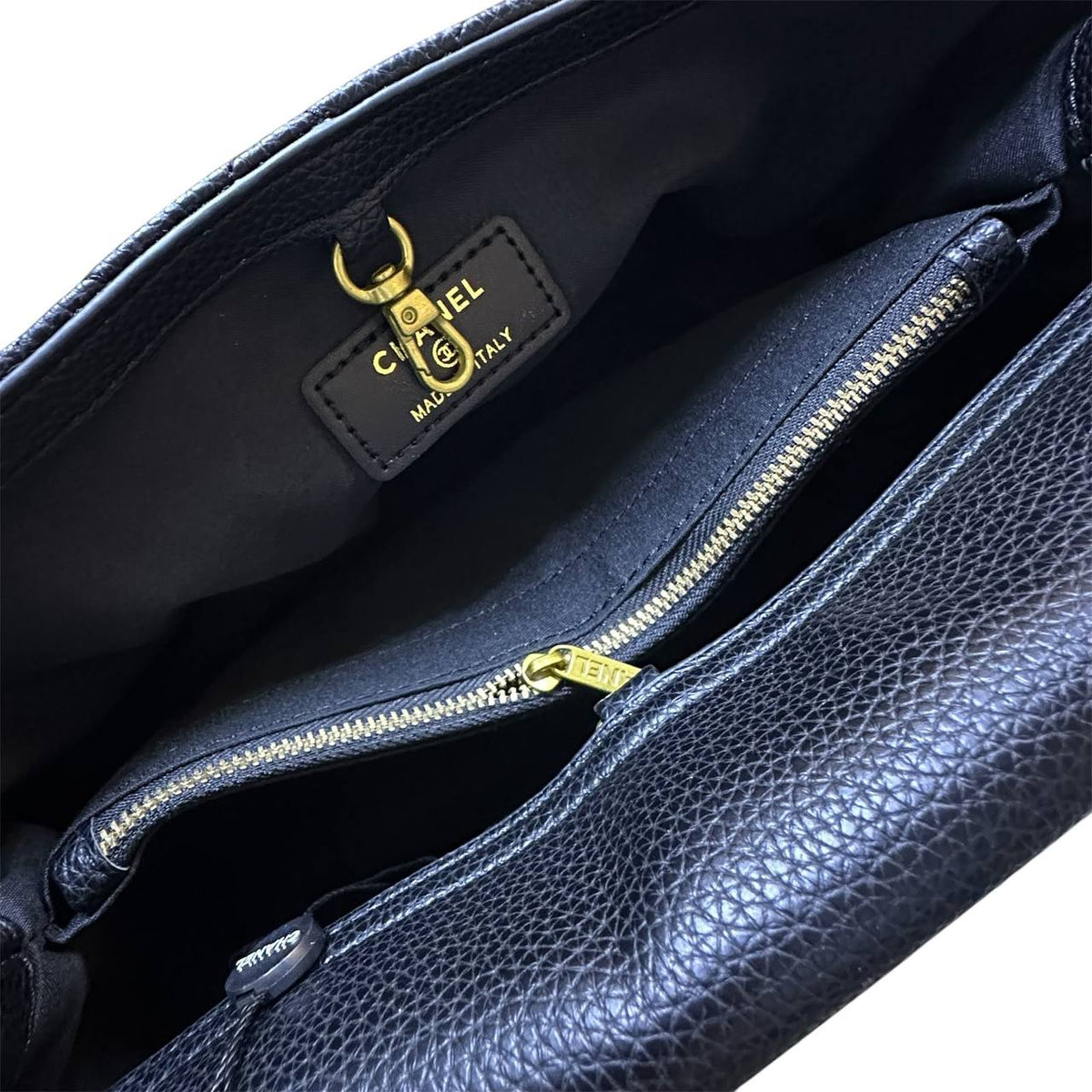 CHANEL 

NEW CAME 
MEDUIM SIZE 

GOOD QUALITY 
120 dhs🇦🇪🇦🇪

Zain39
♥️♥️♥️