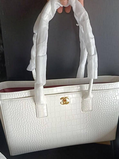 Chanel 
Bag Crocodile 
embossed calfskin
with gold hardware
Master quality 

39cm 
with box
330 dhs🇦🇪🇦🇪

Zain95 
♥️♥️♥️