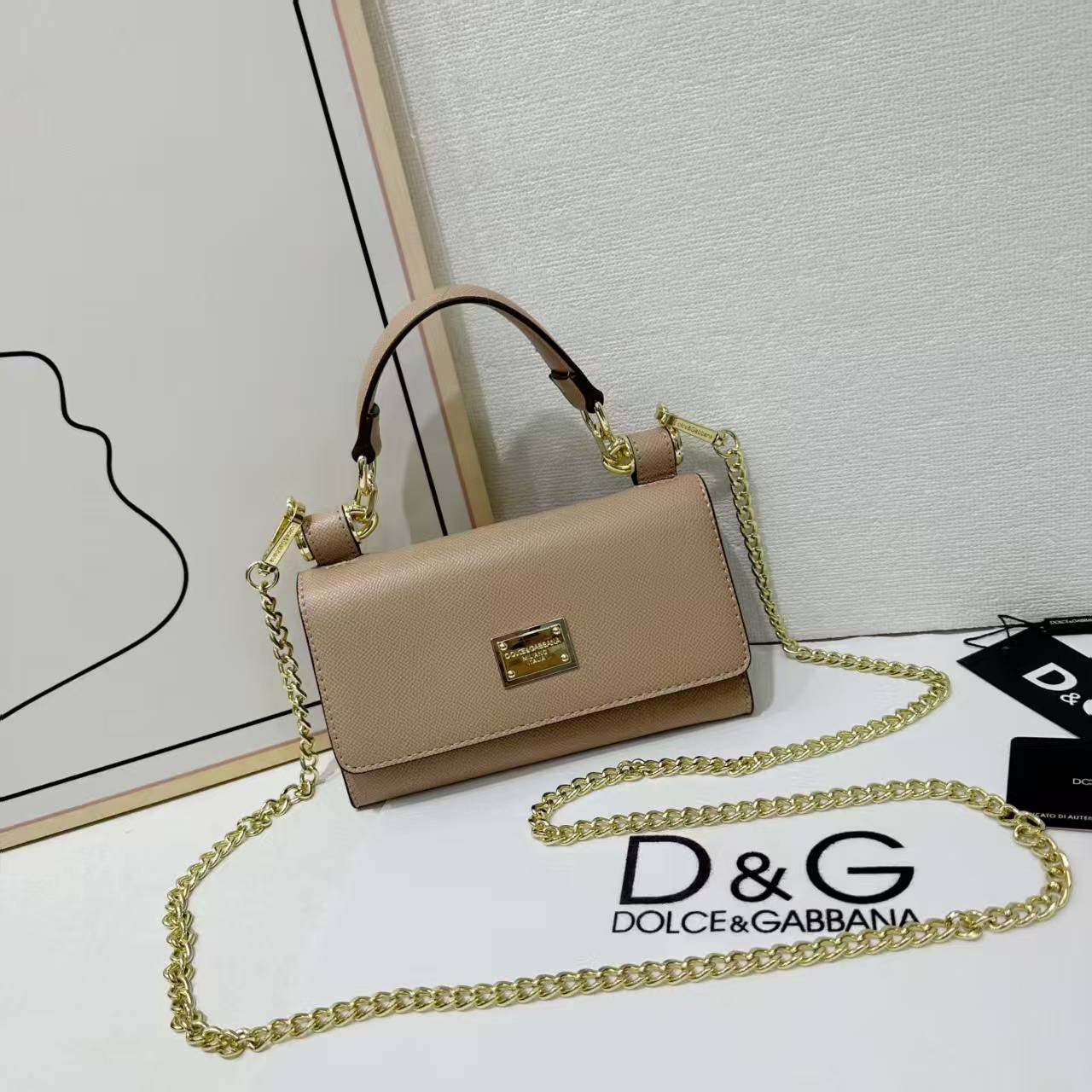 D&G

Best quality 
with box
100 dhs🇦🇪

size19CM

Zain290
♥️♥️♥️