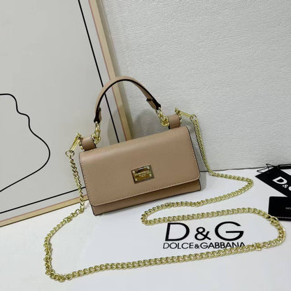 D&G

Best quality 
with box
100 dhs🇦🇪

size19CM

Zain290
♥️♥️♥️