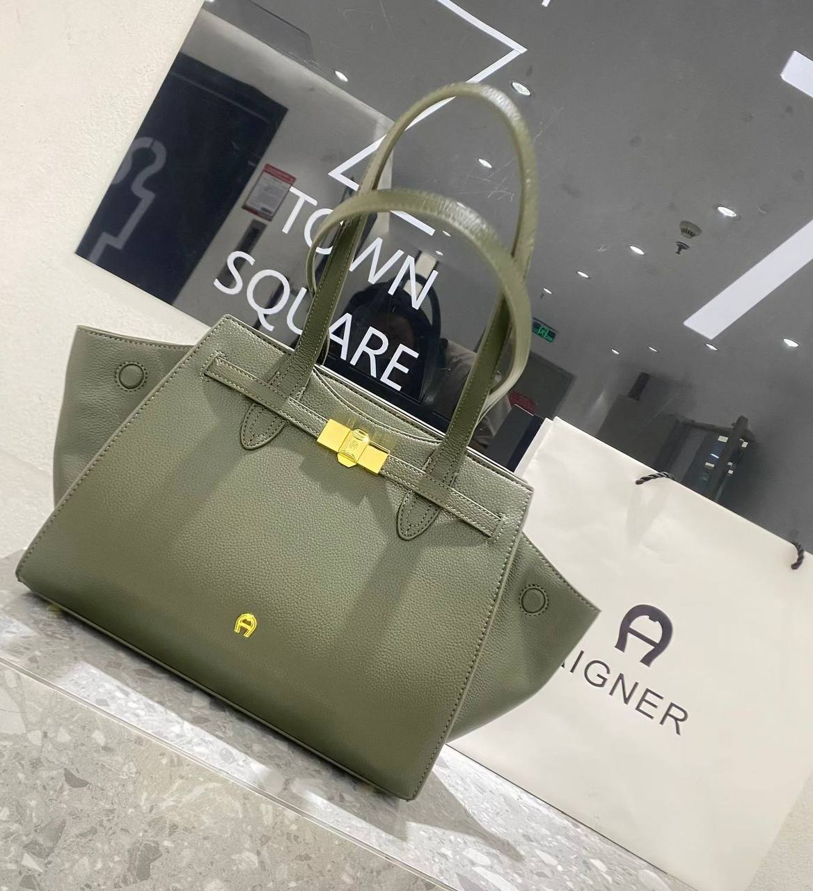 Aigner
135 dhs💓

Zain39
♥️♥️♥️