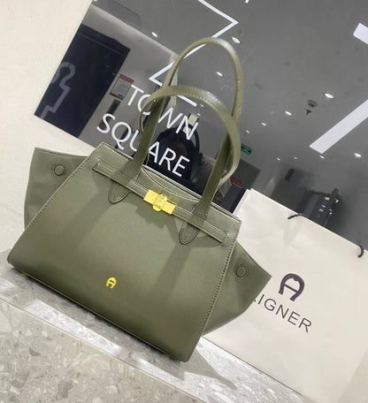 Aigner
135 dhs💓

Zain39
♥️♥️♥️