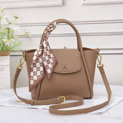 Hermes 
120 dhs💓
Size 24cm 🌹👈🤩

Zain161
♥️♥️♥️