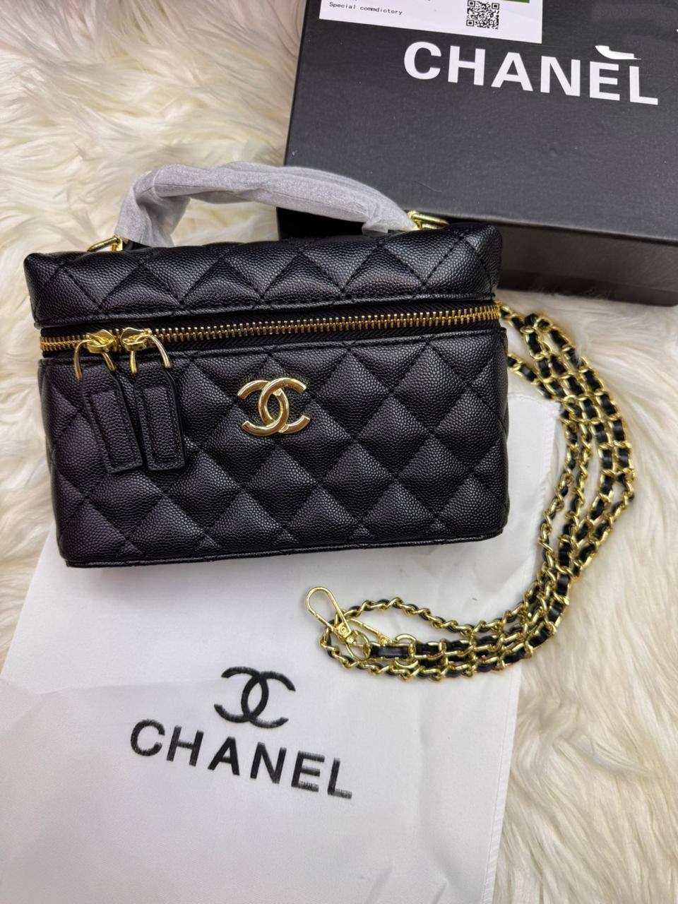 🌸 Chanel LP 
1️⃣ First quality +🎁
Size :  19 * 13  cm
80 dhs❣️

with box 🎁

Zain115
♥️♥️♥️