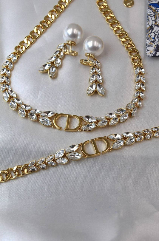 DIOR 🤍
* ⁠↗️ *Super Master Quality ®️*⬆️
* DIOR CD Chain Links with Stones PENDANT , EARINGS & BRACLET 

*360 dhs🌺*  with *Normal* Box & Bag
*380 dhs🌺*  with 2 *Orignal* Packaging 🎁

Zain209
♥️♥️♥️