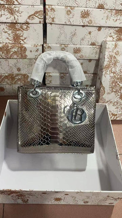 💎 Lady Dior 
1️⃣ First quality +🎁
Logo with diamond💎
Size : 18 * 14 * 7 cm
120 dhs✅
with box 🎁

Zain115
♥️♥️♥️