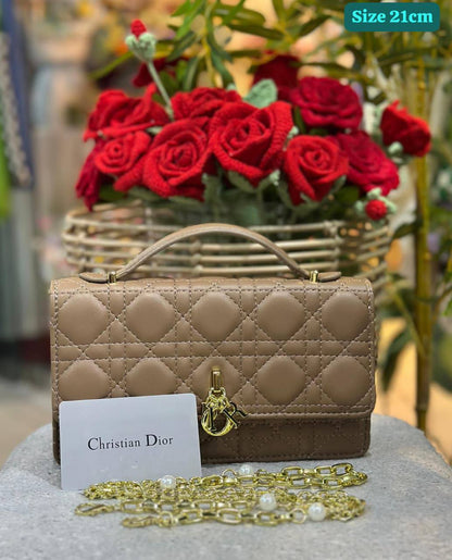 Dior
Good quality 
with box 
110 dhs✅

Zain186
♥️♥️♥️