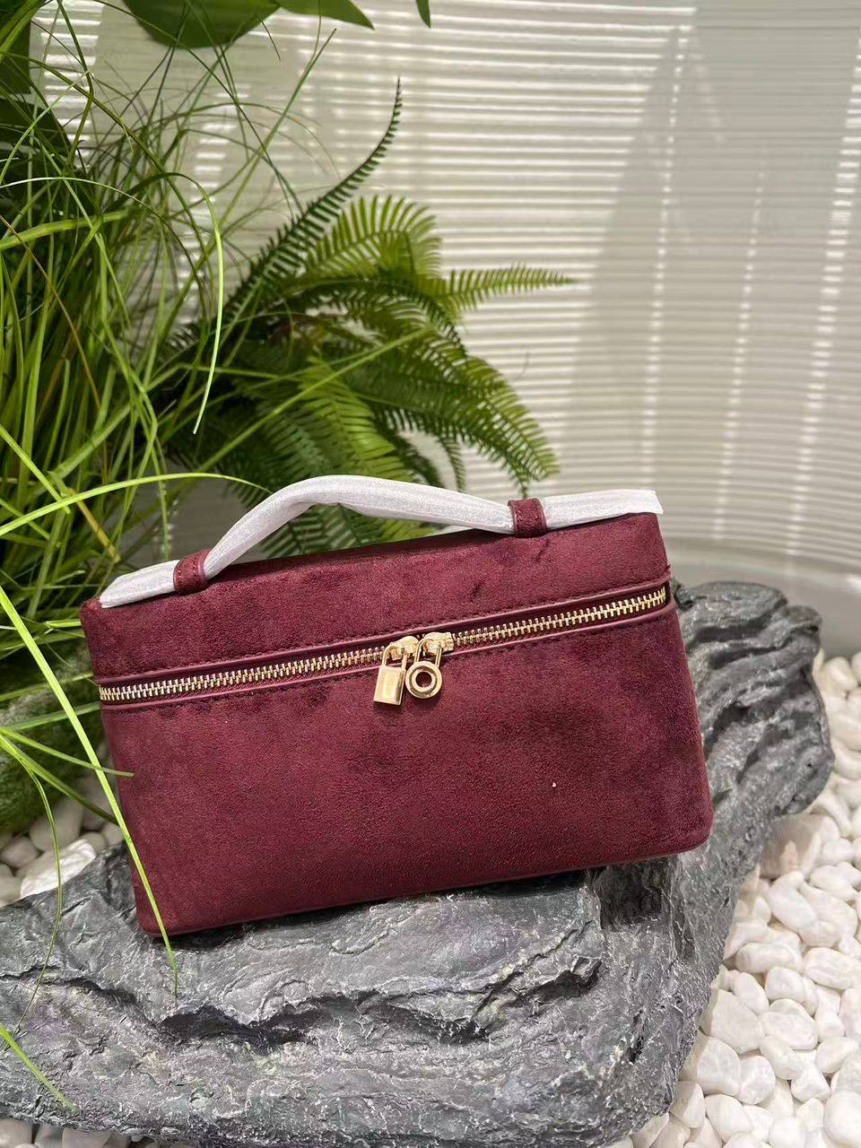 Loro Piana
85 dhs🪙🌨️
size：19cm
Good quality 

with box
🎁🎁🎁

Zain35
♥️♥️♥️