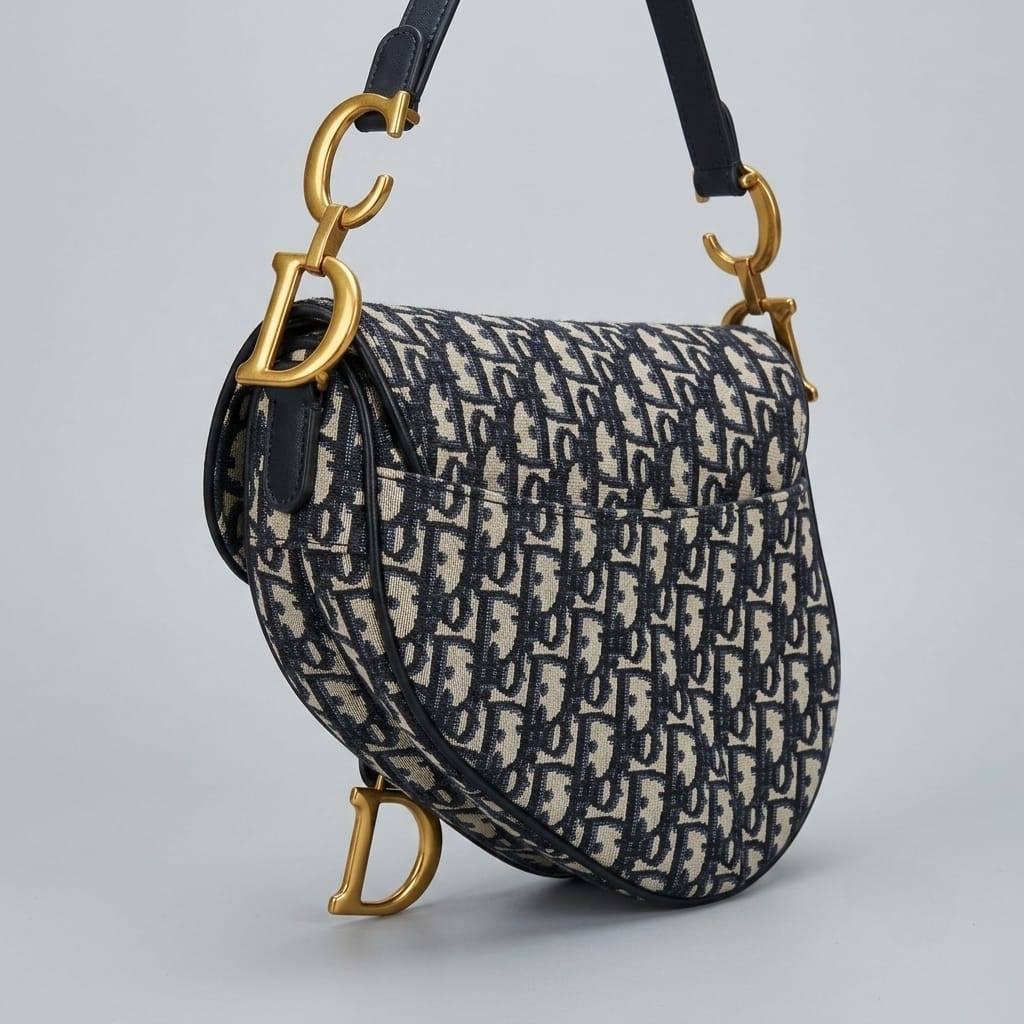 CHRISTIAN DIOR
sᴀᴅᴅʟᴇ ᴄʀᴏssʙᴏᴅʏ ʙᴀɢ
ʟᴇᴀᴛʜᴇʀ & ᴏʙʟɪǫᴜᴇ ᴍᴀᴛᴇʀɪᴀʟ
sɪᴢᴇ : 24 cm
ᴡɪᴛʜ BOX
🎁🎁🎁

120 dhs✅

Zain31
Zain56
♥️♥️♥️