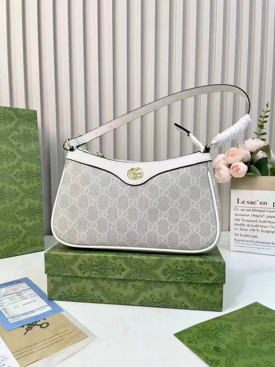 Gucci

90 dhs✅

Good  quality

Size: 25cm

with box
🎁🎁🎁

Zain74
♥️♥️♥️