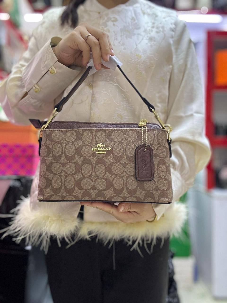 🌈 Coach 2 Straps
1️⃣ First quality +🎁
Size : 25 * 15 * 9 cm
85 dhs🪙🌨️
with box 🎁

Zain115
♥️♥️♥️
