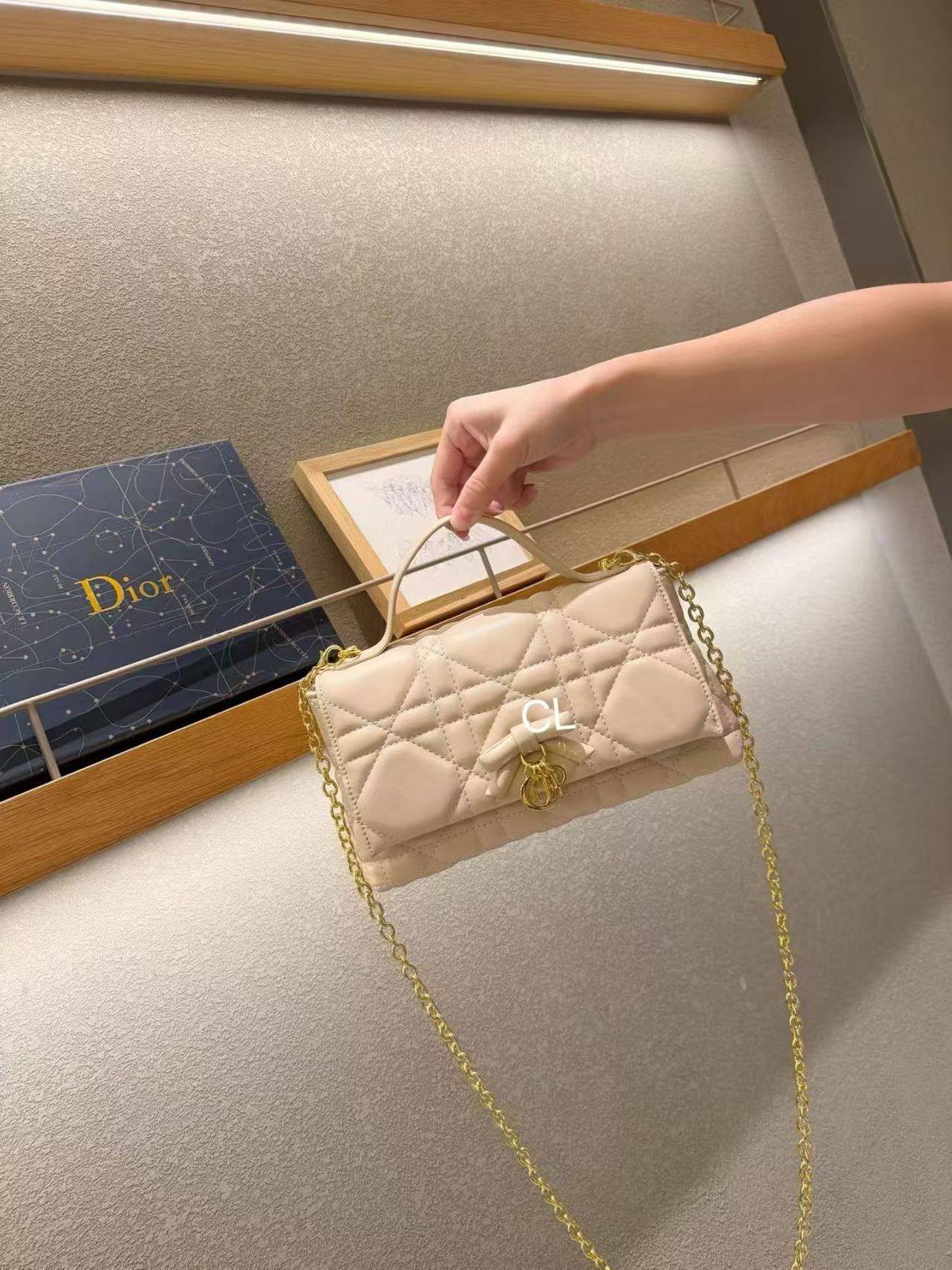 Dior

Withbox 

120 dhs🇦🇪🇦🇪

Zain143
♥️♥️♥️