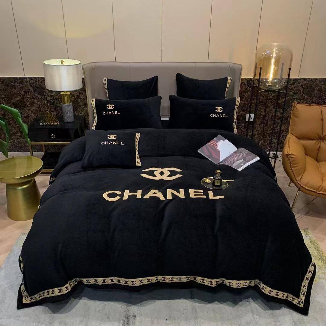 Master quality 
King size bed 
Comforter set
1 comfort 
1 bedsheets 
4 pillowcases 
6pcs set
140 dhs🇦🇪

Zain99
♥️♥️♥️