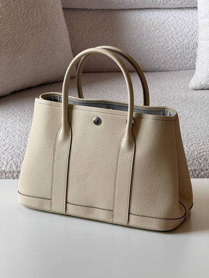 Hermes garden party 
💕master quality😍with box❤️
18 CM 340 dhs🪙🌨️
24 Cm 340 dhs🪙🌨️
30 CM 380 dhs🪙🌨️

Zain52
♥️♥️♥️