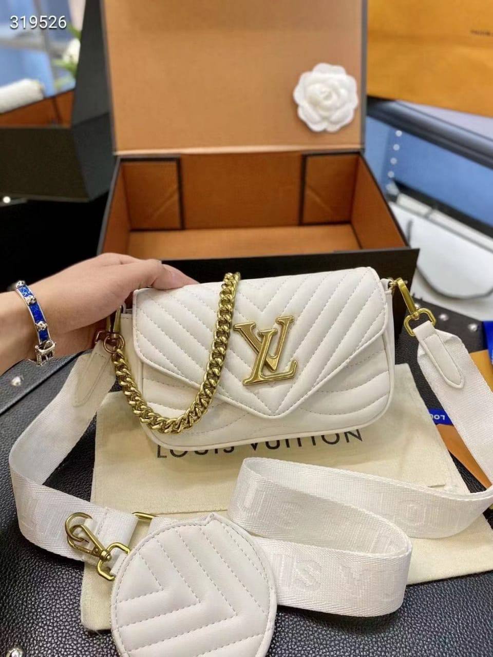 LV 
95 dhs🌺 
with box
🎁🎁🎁

Zain235
♥️♥️♥️