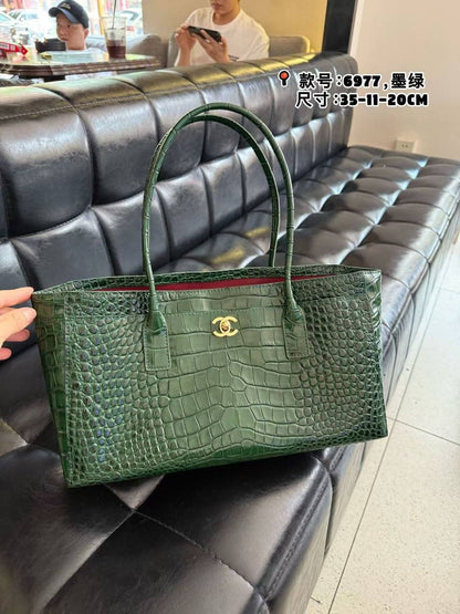 Chanel
Master❣️❣️
35cm🫶🏼🫶🏼 
350 dhs🇦🇪🇦🇪

Zain297
♥️♥️♥️