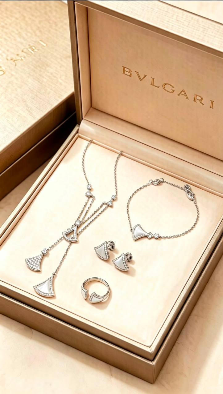 BVLGARI SET 
MASTER 💫✨
NECKLACE 
BRACELET 
EARRINGS 
RING
180 DHS💓
WITH GOOD BOX AND PAPER BAG🎁🛍️

Zain89
♥️♥️♥️