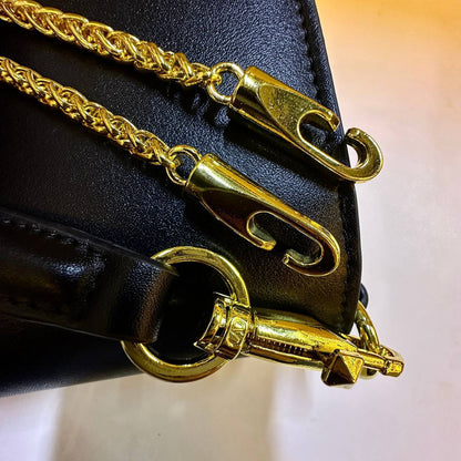 VALENTINO 
HIGH QUALITY

 WITH BOX🎁🎁🎁

130 dhs✅
Size:20cm

Zain295
♥️♥️♥️