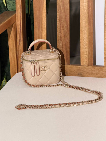 CHANEL 
Super Master Quality ⚡️
Original Packing 🎁
Size 10CM📏
For Price 👇 WhatsApp✅
0568585901 
0507557372
0552275751 Owner Zain 👌

Zain321
♥️♥️♥️
