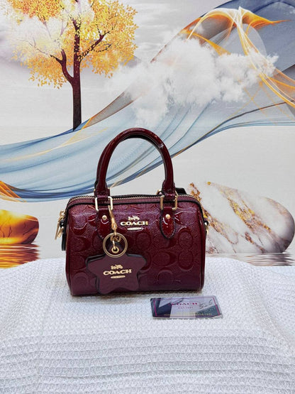 COACH
Best quality 

with box
🎁🎁🎁

110 dhs✅
size 18CM

Zain290
♥️♥️♥️