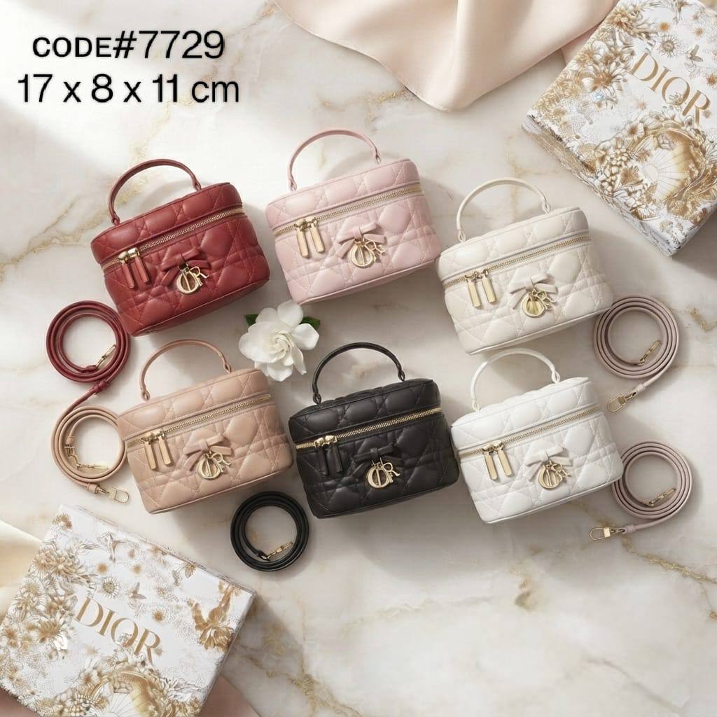 Dior
ᴠᴀɴɪᴛʏ ᴄᴀsᴇ ᴛᴏᴘ ʜᴀɴᴅʟᴇ
ʙᴏᴡ ᴅᴇsɪɢɴ ɪɴ ᴄʜᴀʀᴍs ʟᴏɢᴏ
ᴄᴀɴɴᴀɢᴇ ʟᴀᴍʙsᴋɪɴ ʟᴇᴀᴛʜᴇʀ
ɢᴏʟᴅ ʜᴀʀᴅᴡᴀʀᴇ
ᴡɪᴛʜ ʟᴏɴɢ ʙᴇʟᴛ sᴛʀᴀᴘ
sɪᴢᴇ : 17 cm
ᴡɪᴛʜ BOX

80 dhs✅

Zain31
♥️♥️♥️