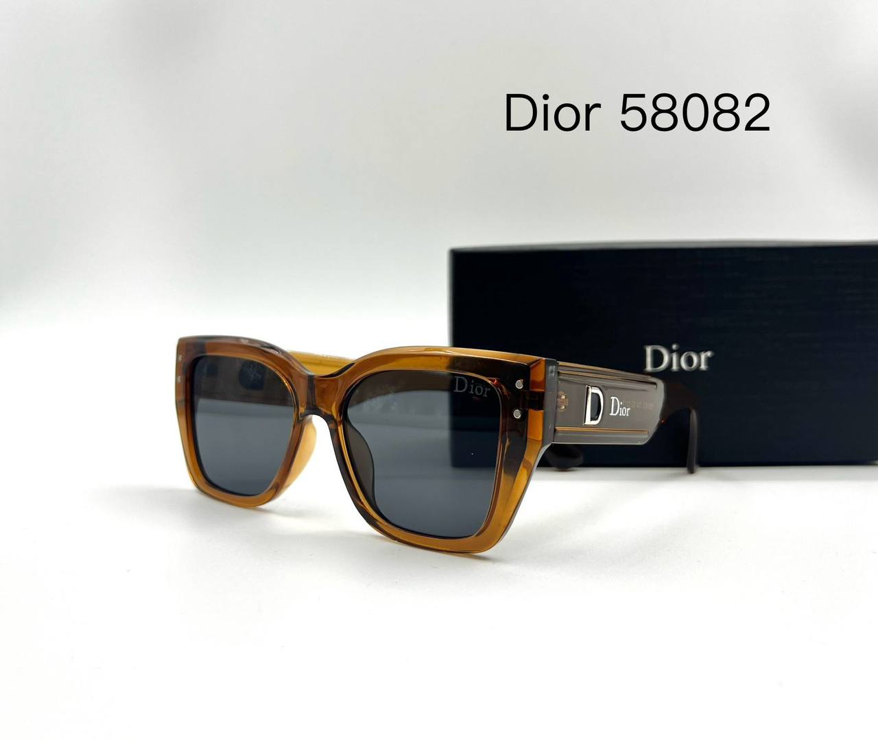 Dior💥*
Sunglasses 🕶️ 
good quality 💯
With master box 🗃️ 
50 dhs❣️

Zain273
♥️♥️♥️