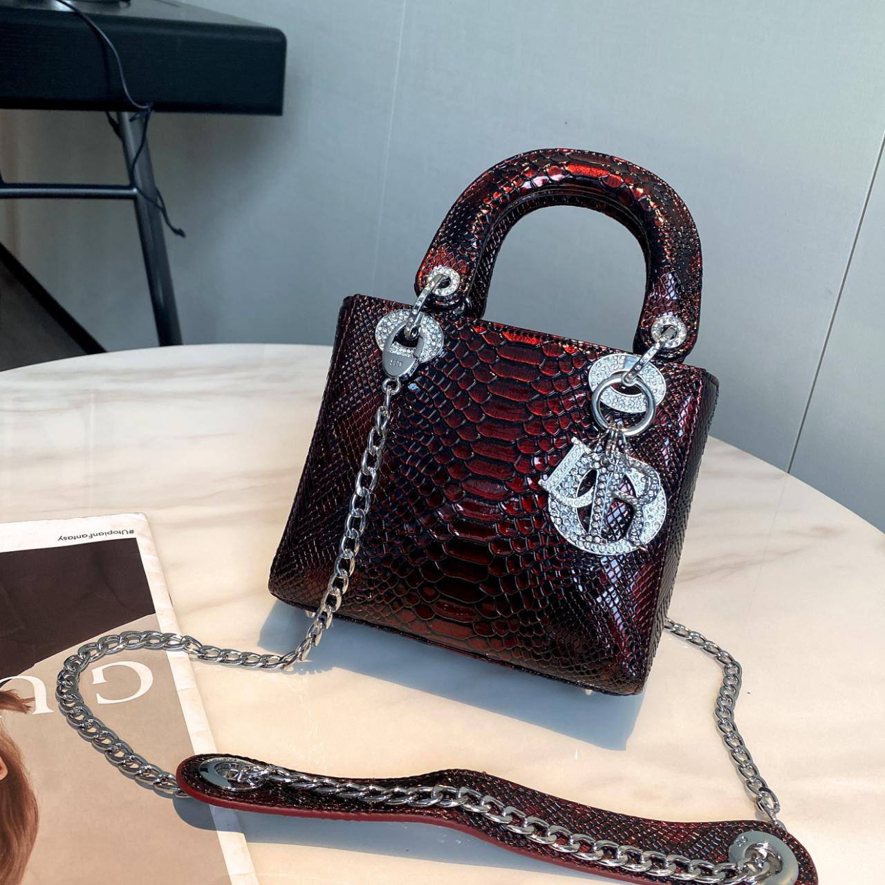 Dior
Best quality 
with box’s
🎁🎁🎁

115 dhs🪙🌨️
size 18cm

Zain158
♥️♥️♥️