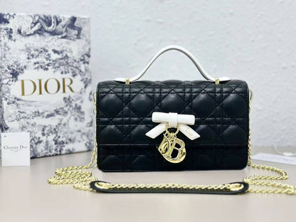 Dior 

have box
100 dhs🇦🇪🇦🇪

Zain07
♥️♥️♥️